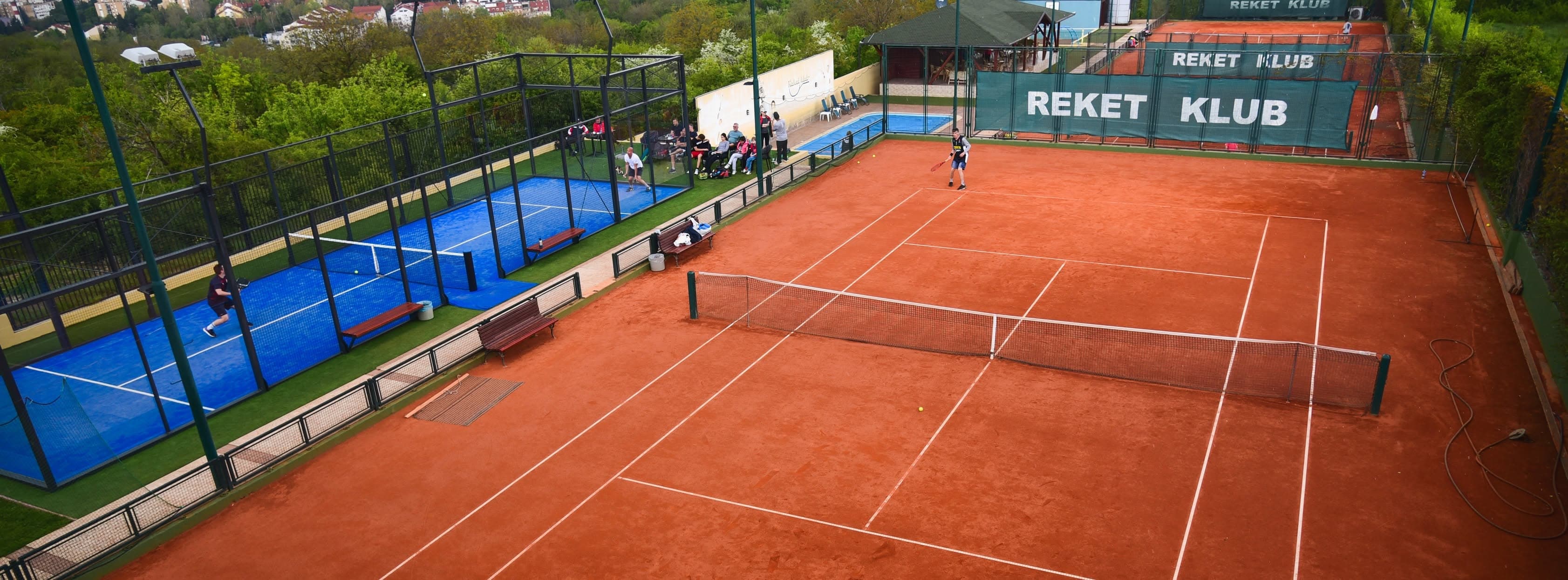 Vazdušni snimak terena REKET kluba, teniski teren od šljake i padel teren