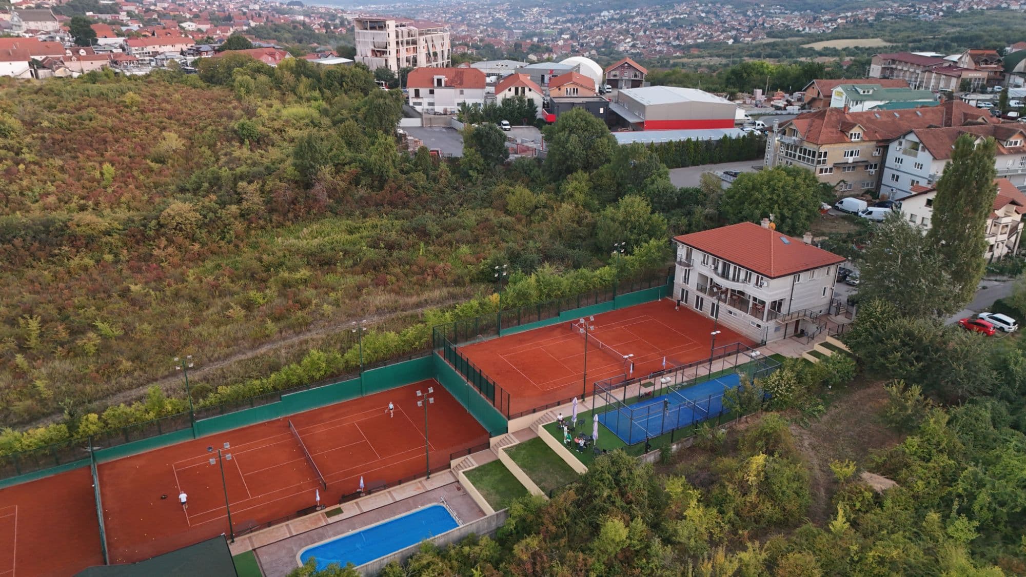 Vazdušni snimak REKET kluba, pogodan za korporativne događaje i team building