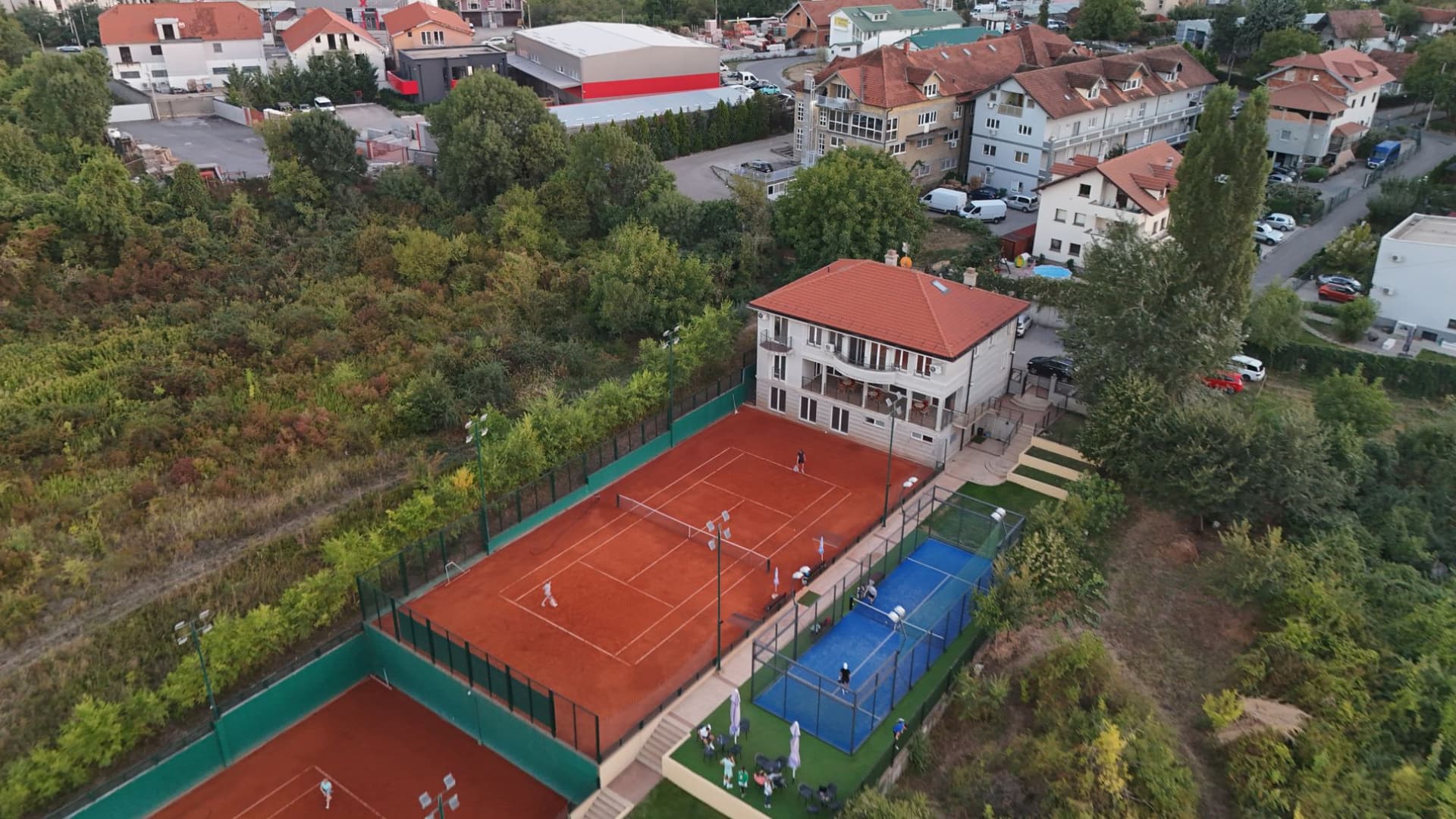 Padel teren u REKET klubu, vazdušni snimak sa klupskom terasom