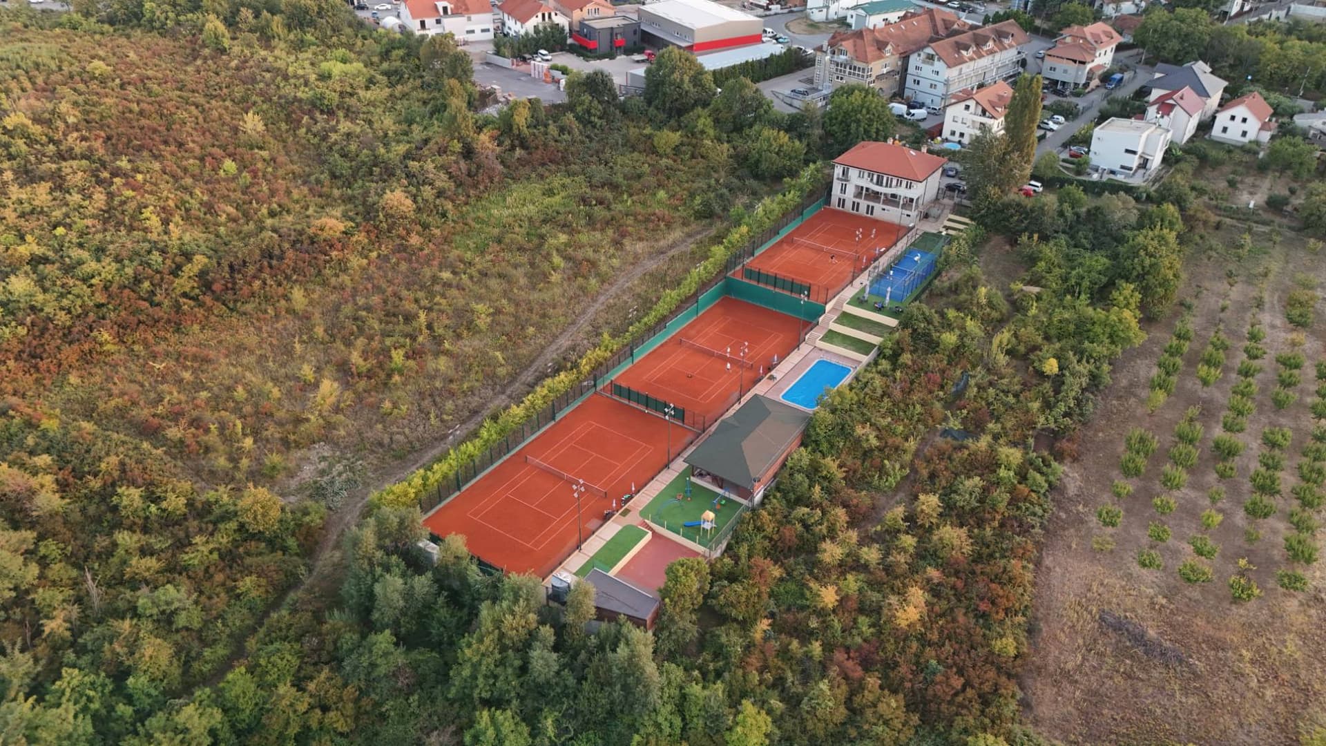 Teniski tereni od šljake u REKET klubu, vazdušni snimak